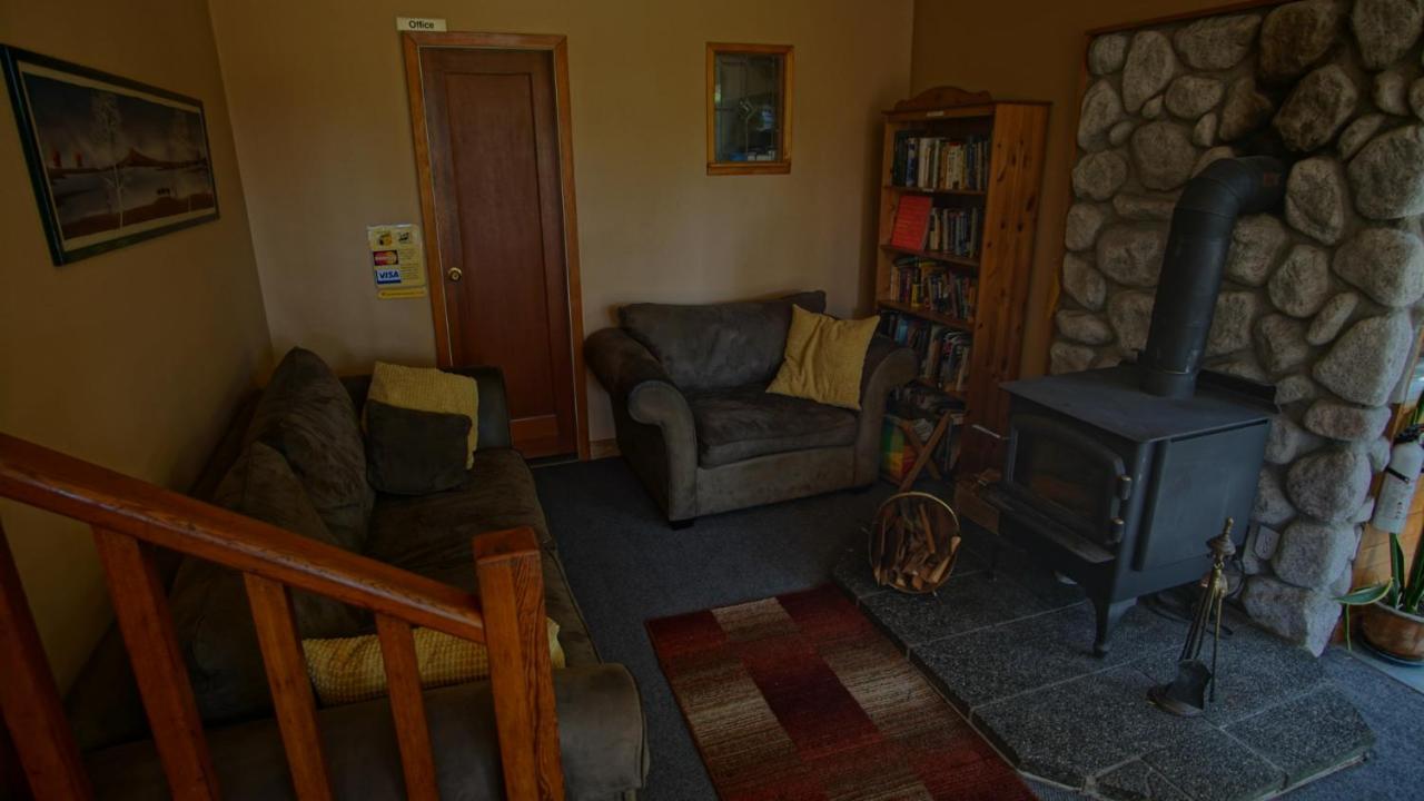 Up The Creek Backpacker'S Lodge Roberts Creek Exteriör bild